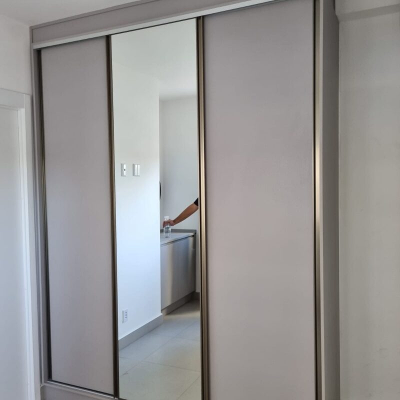 Guarda-Roupa Planejado – Cinza Puro e Branco TX